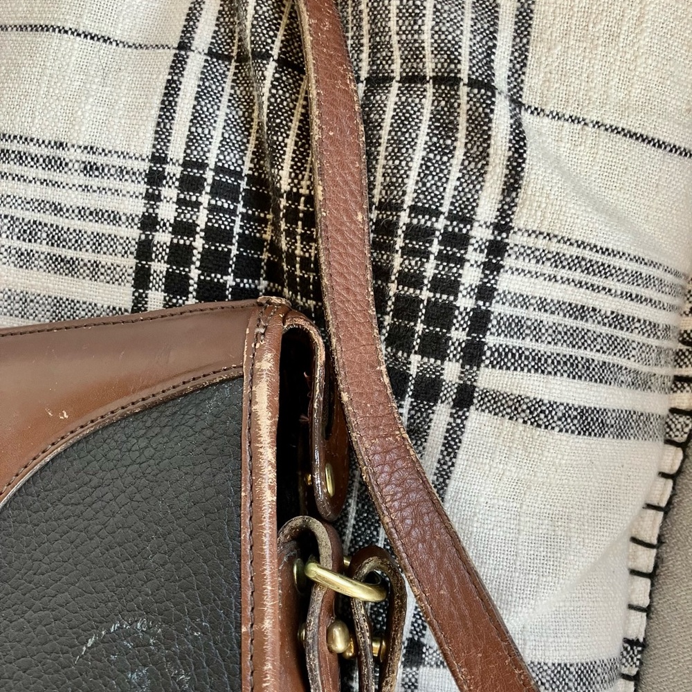 Dooney and Bourke Vintage Original Classic Black Leather Crossbody Bag - Picture 4 of 13